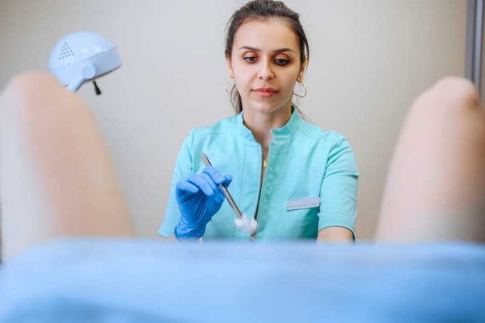 Violences gynécologiques et obstétricales pourquoi tant de femmes n’osent toujours pas dire non Ma Santé Une gynécologue s’apprête à réaliser un examen gynécologique sur une patiente.
