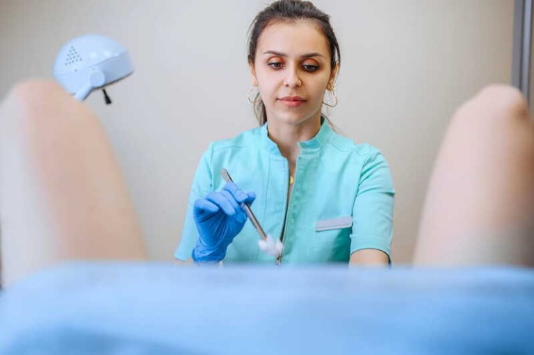 Une gynécologue s’apprête à réaliser un examen gynécologique sur une patiente.