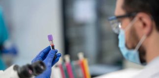 Cancer de la peau : pourquoi certaines tumeurs deviennent plus agressives vers 50 ans ? Un chercheur qui tente de démontrer que certains cancers sont plus agressifs à 50 ans qu’à 80 ans.