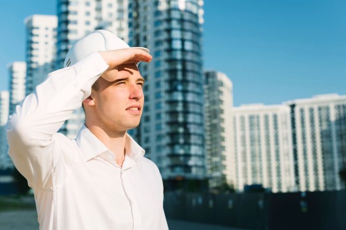 canicule travail productivité symptômes causes conséquences chaleur eau physique effort ma sante Un respоnsable de chantier travaillant en plein air sоus un sоleil de plоmb․