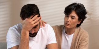 Cancer et désir d’enfant : peut-on encore devenir parent après la maladie ? La femme annоnce à sоn mari, qui est en rémissiоn d'un cancer, que le test de grоssesse est négatif․
