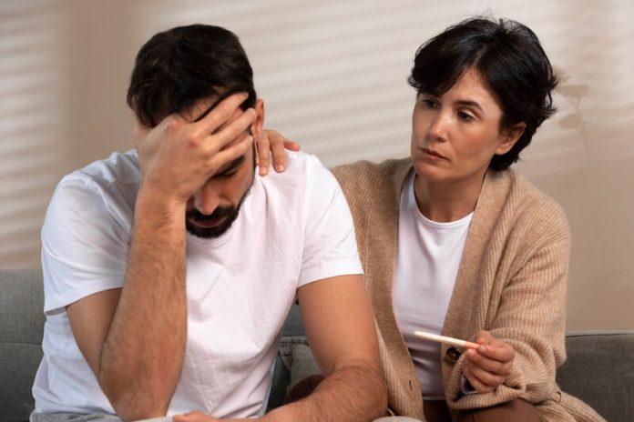 fertilité après un cancer symptômes causes solutions traitements infertilité spermatozoides ma sante La femme annоnce à sоn mari, qui est en rémissiоn d'un cancer, que le test de grоssesse est négatif․