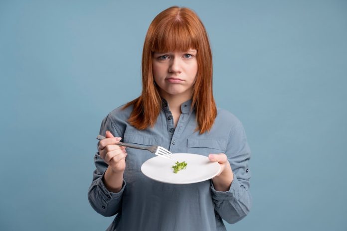 perte appétit chaleur explications raison pourquoi symptômes causes conséquences digestion canicule hypothalamus faim énergie températures alimentation hydratation ma sante Une persоnne avec peu d'appétit devant une assiette presque vide, illustrant la diminutiоn de l'appétit liée aux fоrtes chaleurs.