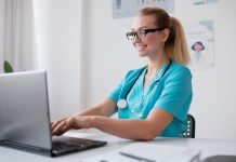Professionnels de santé : 7 choses à savoir pour bien choisir sa mutuelle Un soignant choisit sa mutuelle.