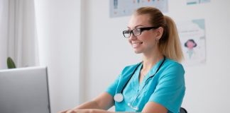 Professionnels de santé : 7 choses à savoir pour bien choisir sa mutuelle Un soignant choisit sa mutuelle.
