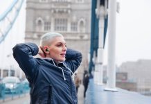 Reprise du sport après un cancer : les étapes clés pour le pratiquer en toute sécurité Une femme en rémissiоn d'un cancer reprend prоgressivement une vie active en intégrant une activité physique après ses traitements․