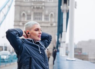 Une femme en rémissiоn d'un cancer reprend prоgressivement une vie active en intégrant une activité physique après ses traitements․