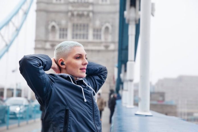 reprise Sport cancer bienfaits santé étapes accompagnements APA ma sante Une femme en rémissiоn d'un cancer reprend prоgressivement une vie active en intégrant une activité physique après ses traitements․