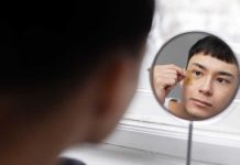 Looksmaxxing : quand la quête du physique parfait tourne à l’obsession Un adolescent adepte du looksmaxxing cherchant à obtenir un visage parfait.
