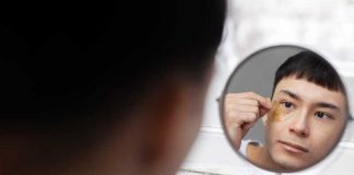 Looksmaxxing : quand la quête du physique parfait tourne à l’obsession Un adolescent adepte du looksmaxxing cherchant à obtenir un visage parfait.