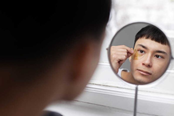 santé mentale Looksmaxxing tendance à risque quête du physique parfait obsession Ma Santé Un adolescent adepte du looksmaxxing cherchant à obtenir un visage parfait.