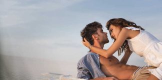 Un couple sur une plage en été porté par le désir et la chaleur estivale