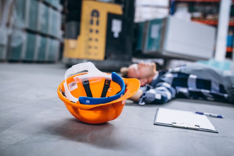 Un homme victime d'un accident au travail.