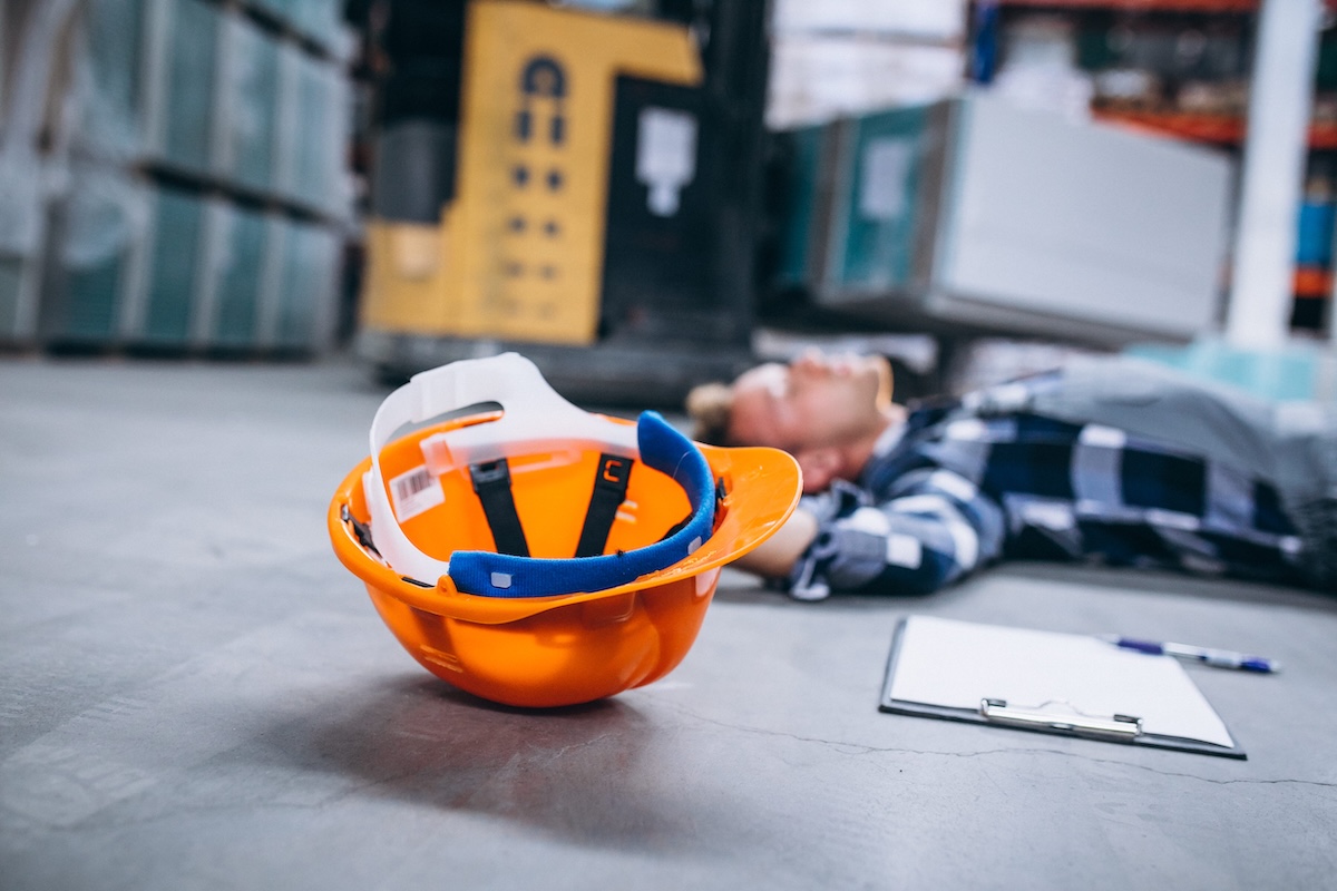 Un homme victime d'un accident au travail.