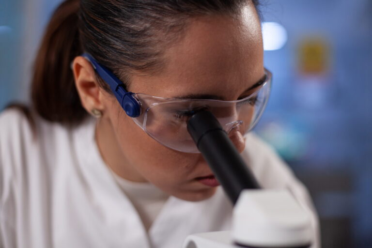Une scientifique découvre que le cerveau pourrait se protéger naturellement contre la maladie d’Alzheimer.