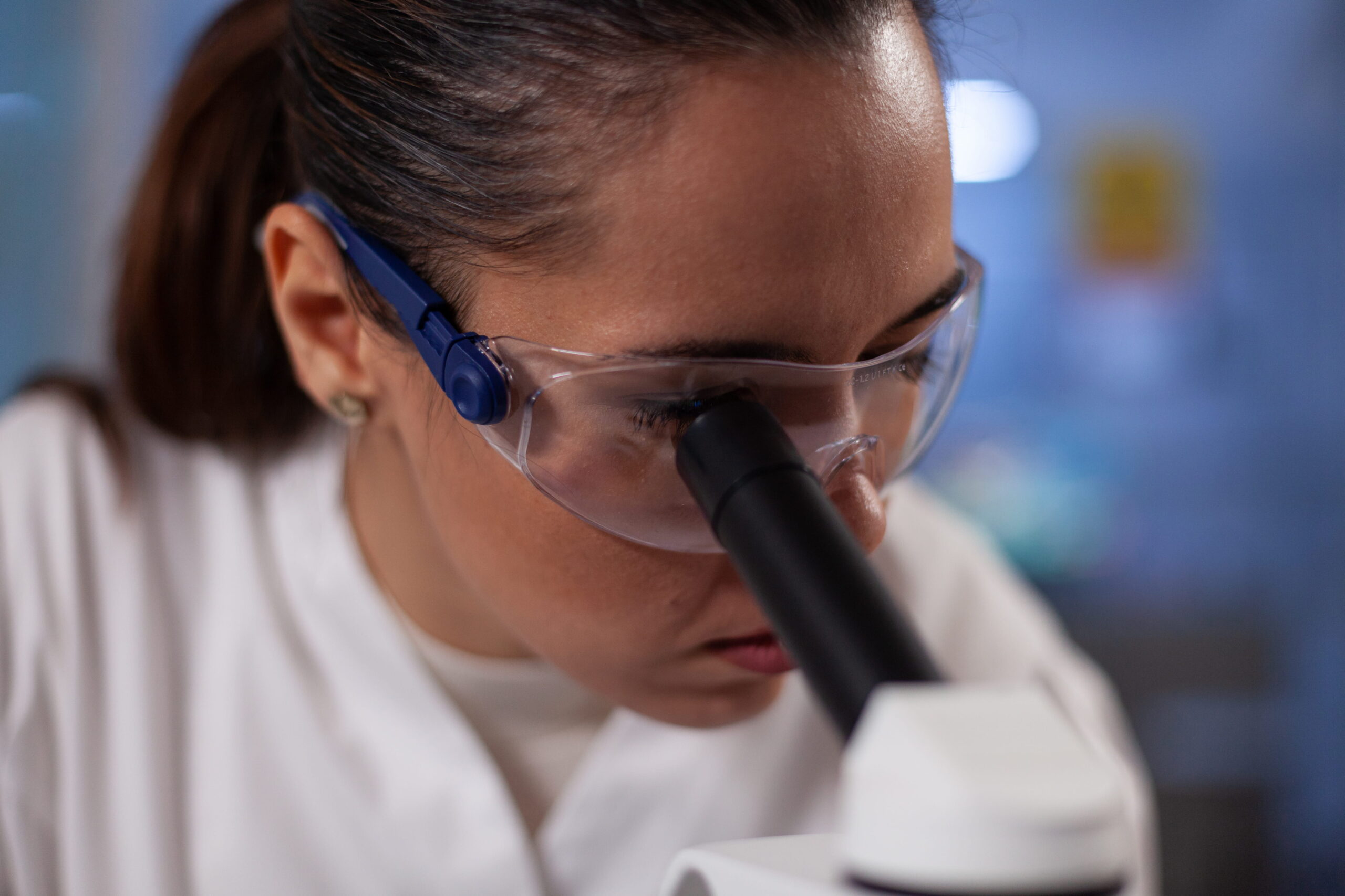 Une scientifique découvre que le cerveau pourrait se protéger naturellement contre la maladie d’Alzheimer.