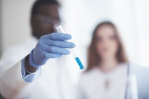 Deux chercheurs présentent leur découverte sur une cause potentielle de l'apparition de la maladie d'Alzheimer.