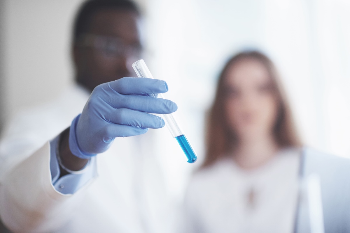 Deux chercheurs présentent leur découverte sur une cause potentielle de l'apparition de la maladie d'Alzheimer.