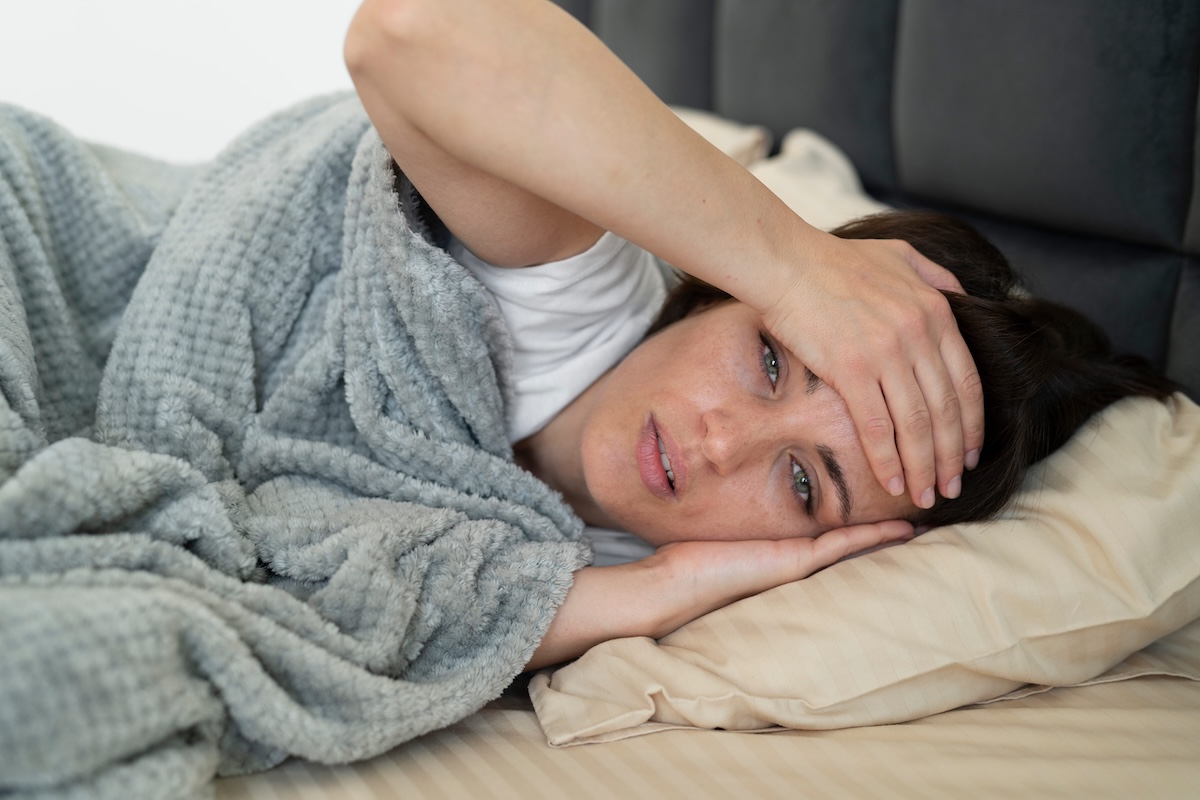 Une femme en manque de sommeil qui vient de passer une mauvaise nuit.