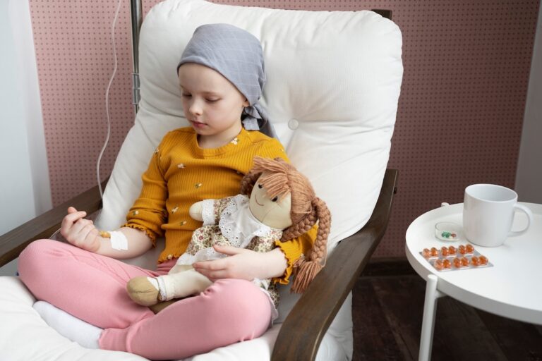 Une jeune enfant en thérapie pour lutter contre le cancer.