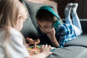 Un enfant atteint du syndrome d'Asperger qui ne joue pas avec les autres et reste dans sa bulle.
