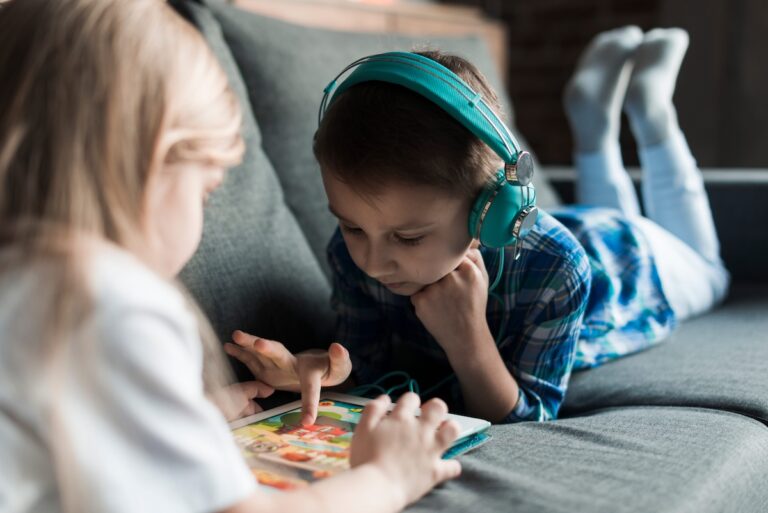 Un enfant atteint du syndrome d'Asperger qui ne joue pas avec les autres et reste dans sa bulle.