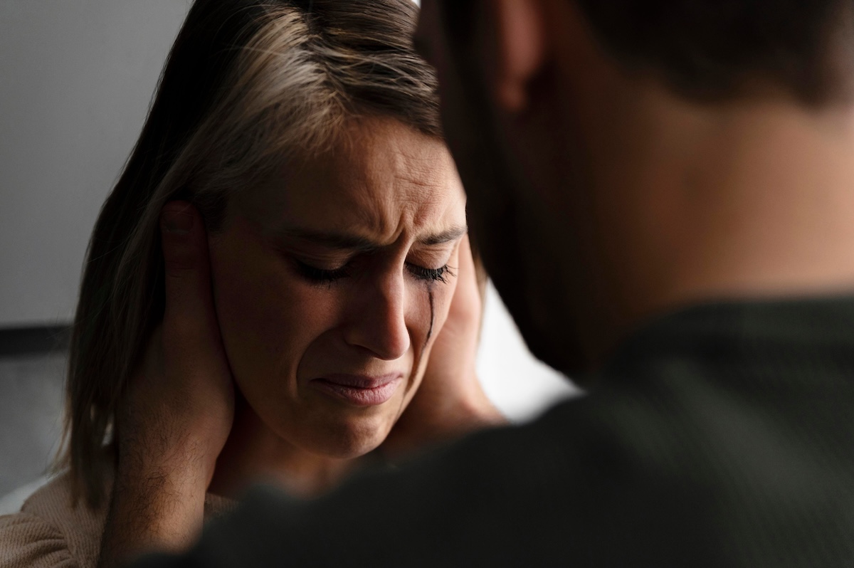 Une femme évoque avec son conjoint la possibilité d'une rupture.