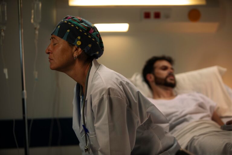 Une soignante et son patient, épuisés par la chaleur lors d'un épisode de canicule intense.