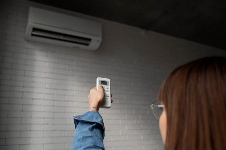 Une femme allume son nouveau système de climatisation pour mieux faire face à la canicule.
