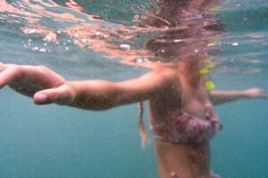 Une jeune femme se noie sans que personne ne s'en aperçoive.
