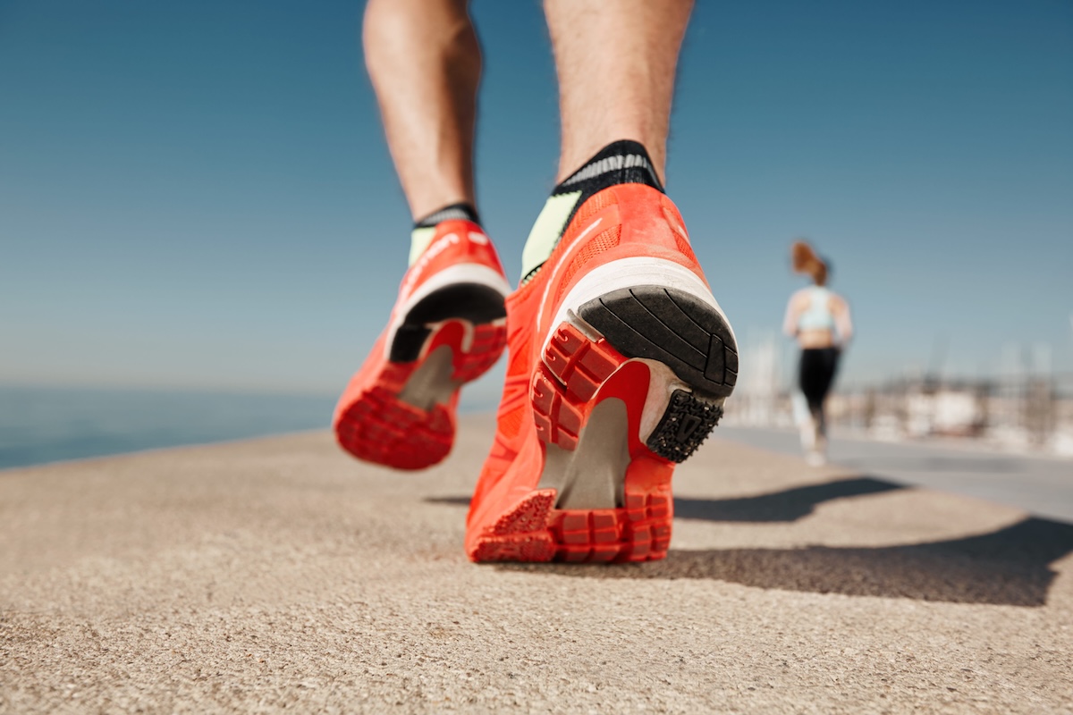 Un homme qui a bien choisi ses chaussures pour débuter la course à pied.