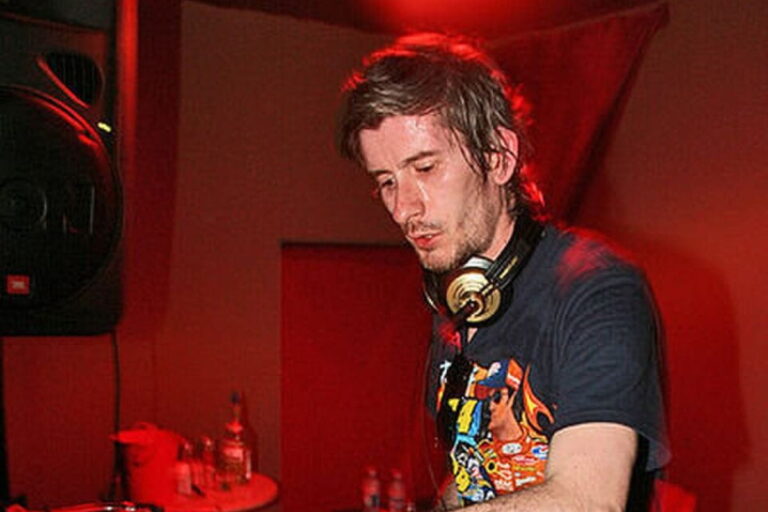 Le DJ Kavinsky aux platines, en train de mixer son titre Nightcall devenu culte.