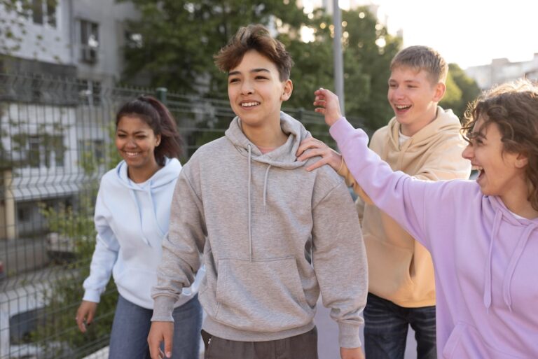 Un groupe de jeunes adolescents qui s’amusent sans téléphone ni réseaux sociaux.