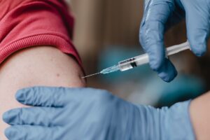 Un soignant en train de se faire vacciner contre la grippe pour protéger leur patient.