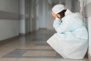 Une soignante épuisée par les conséquences des canicules à répétition dans son hôpital.