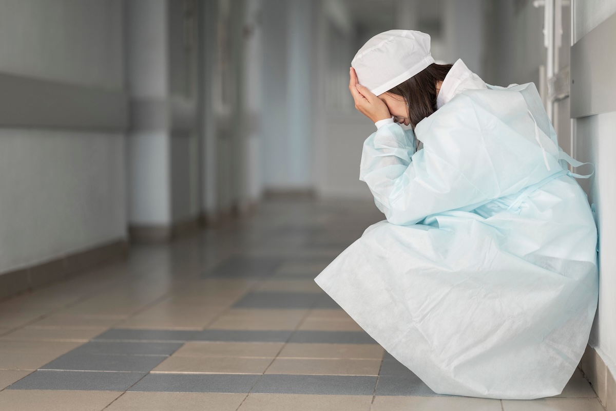 Une soignante épuisée par les conséquences des canicules à répétition dans son hôpital.