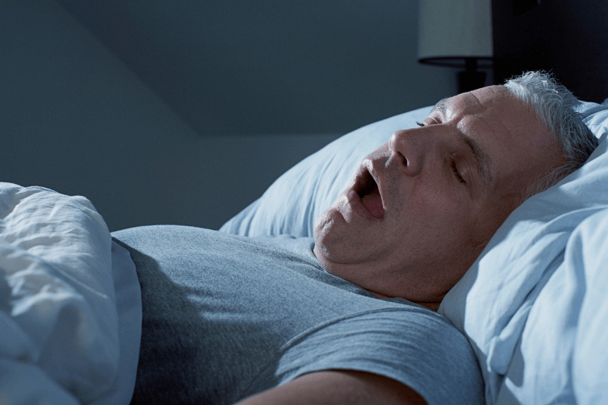 Un homme entrain de dormir, la bouche ouverte, illustrant les troubles respiratoires susceptibles de provoquer une hypoxémie․