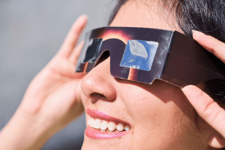 Observation d'une éclipse solaire avec des lunettes de protection conformes à la norme ISO 12312-2.