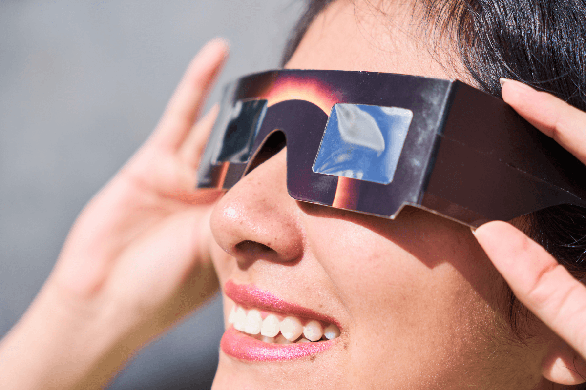 Observation d'une éclipse solaire avec des lunettes de protection conformes à la norme ISO 12312-2.