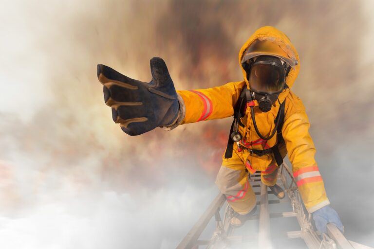Un pompier pyromane secourant des victimes dans un incendie qu'il a lui-même déclenché.