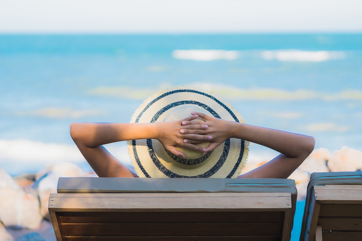 Une femme qui profite de ses vacances sans voir passer le temps.