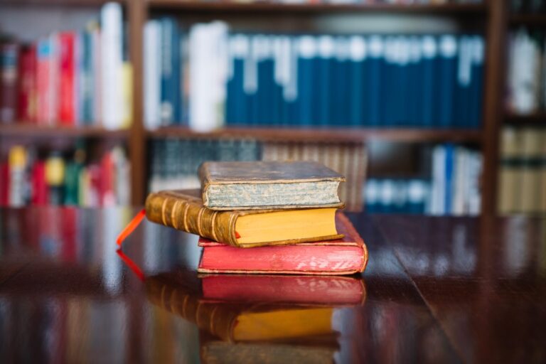 Plusieurs exemplaires de la Constitution française empilés.