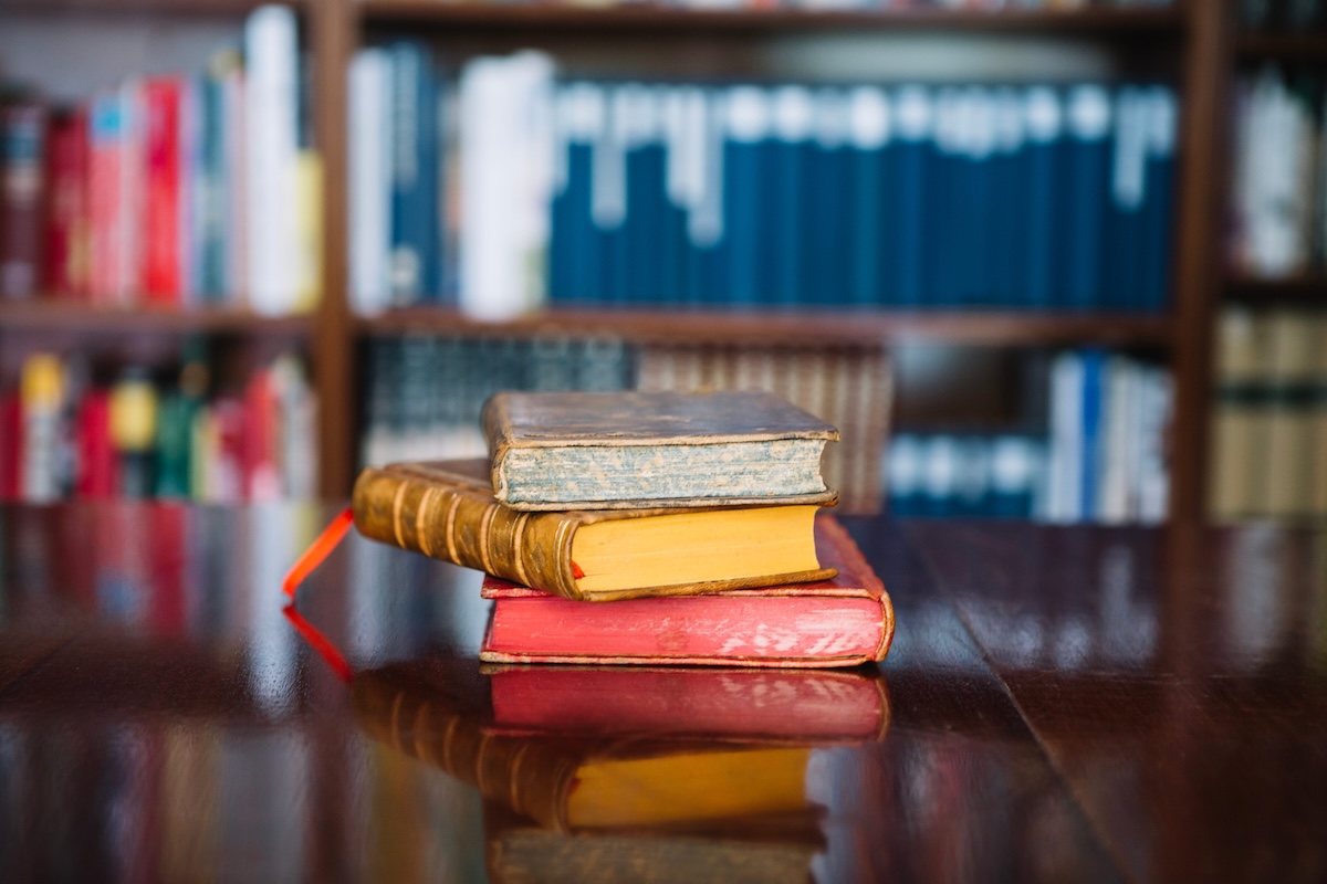 Plusieurs exemplaires de la Constitution française empilés.