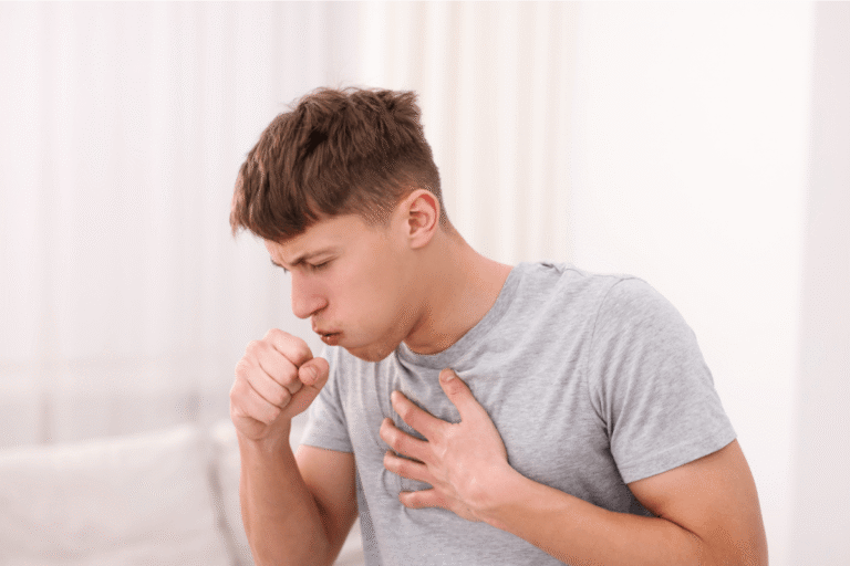 Un homme souffrant d'une toux liée à une pneumocoque.