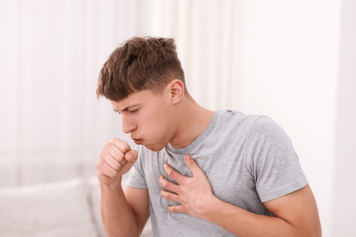 Un homme souffrant d'une toux liée à une pneumocoque.