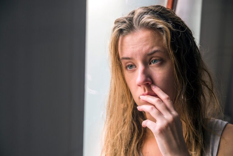 Une femme en pleurs quelques jours avant ses règles en raison d'un syndrome prémenstruel.