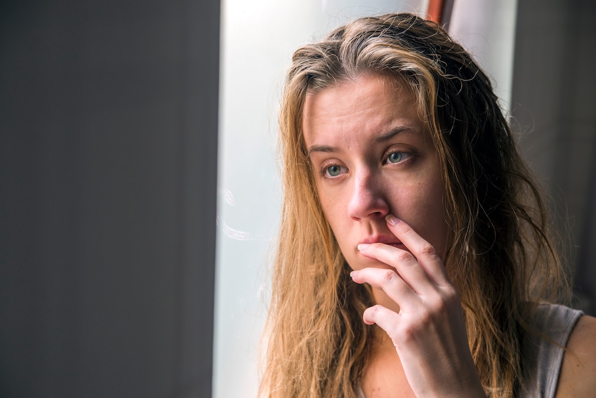 Une femme en pleurs quelques jours avant ses règles en raison d'un syndrome prémenstruel.