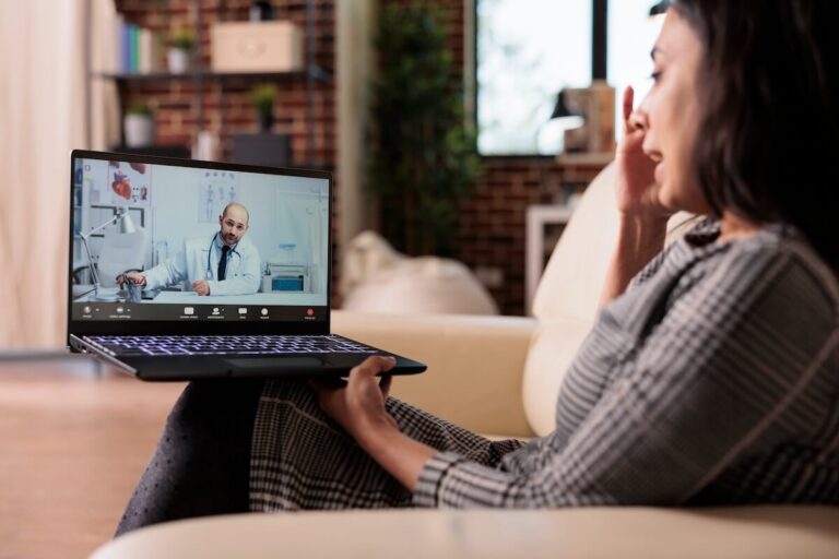 Une jeune femme téléconsulte son dermatologue.