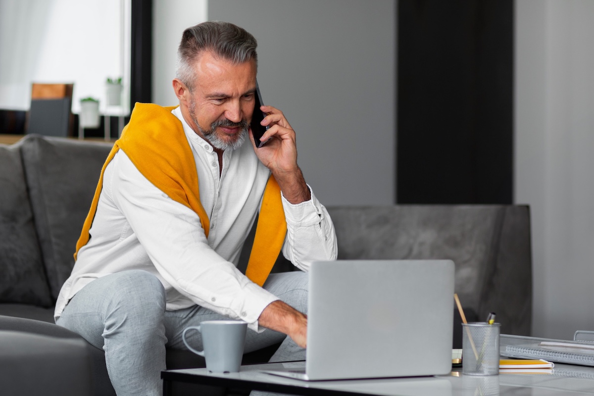 Un dirigeant d'entreprise en télétravail tandis que ses salariés travaillent en présentiel.