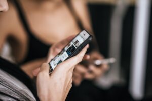 Une jeune fille de moins de 15 ans, scotchée à son téléphone, regarde les réseaux sociaux.